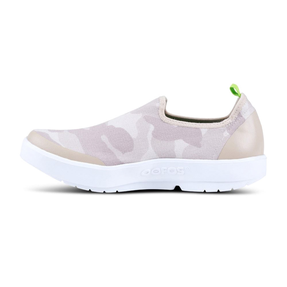 OOFOS Women's OOmg eeZee Low Shoe - Tan Camo