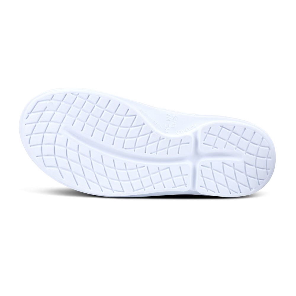 OOFOS Women's OOcloog Clog - White