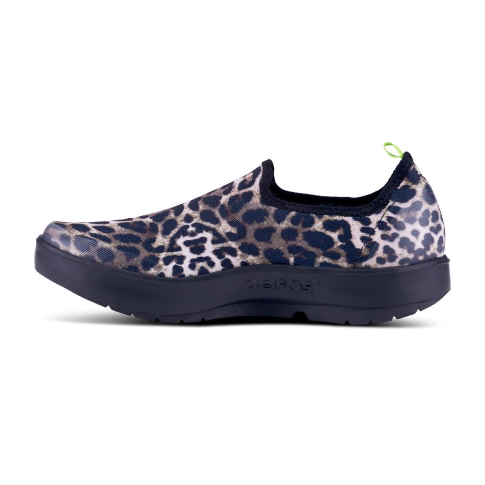 OOFOS Women's OOmg eeZee Low Shoe - Cheetah